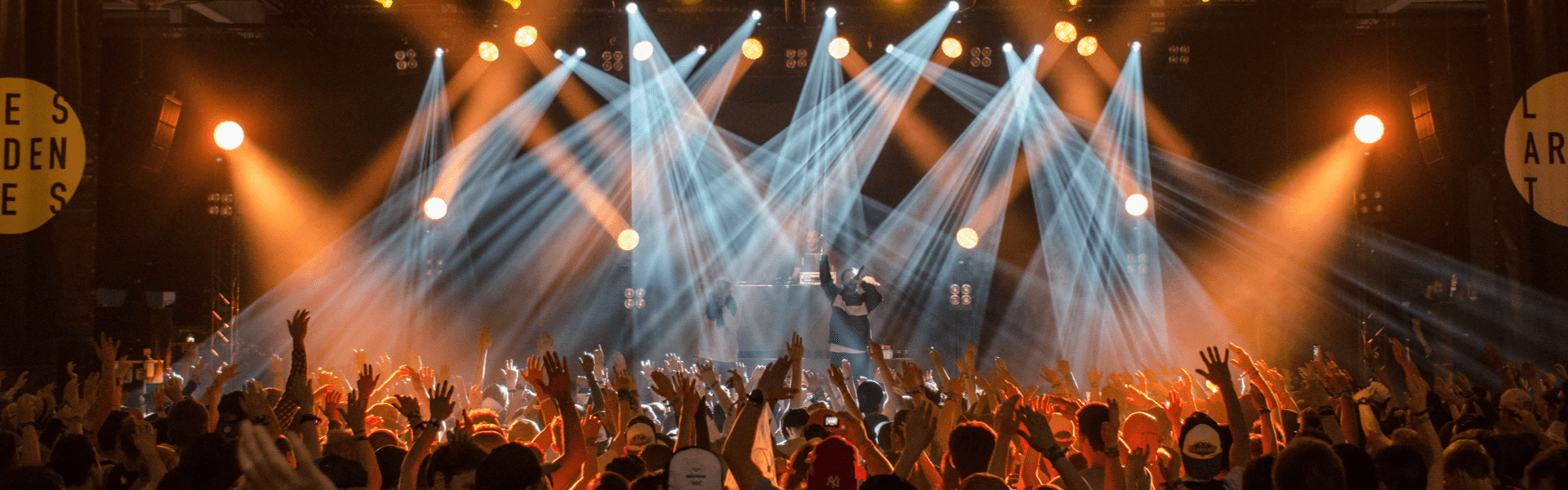 Menschenmenge auf einem Musikfestival mit Bühnenlichtern