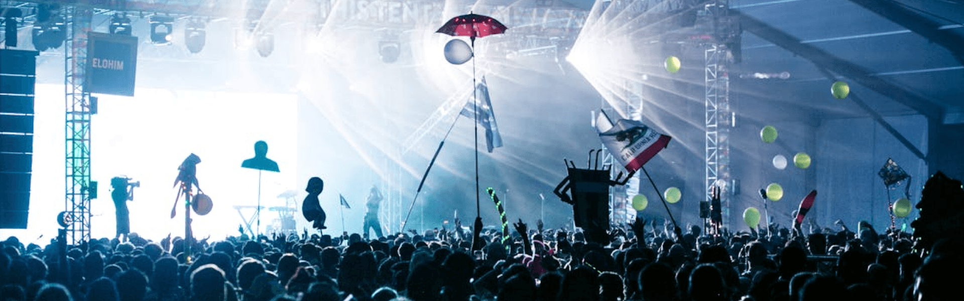 Menschenmenge auf einem Musikfestival mit Bühnenlichtern