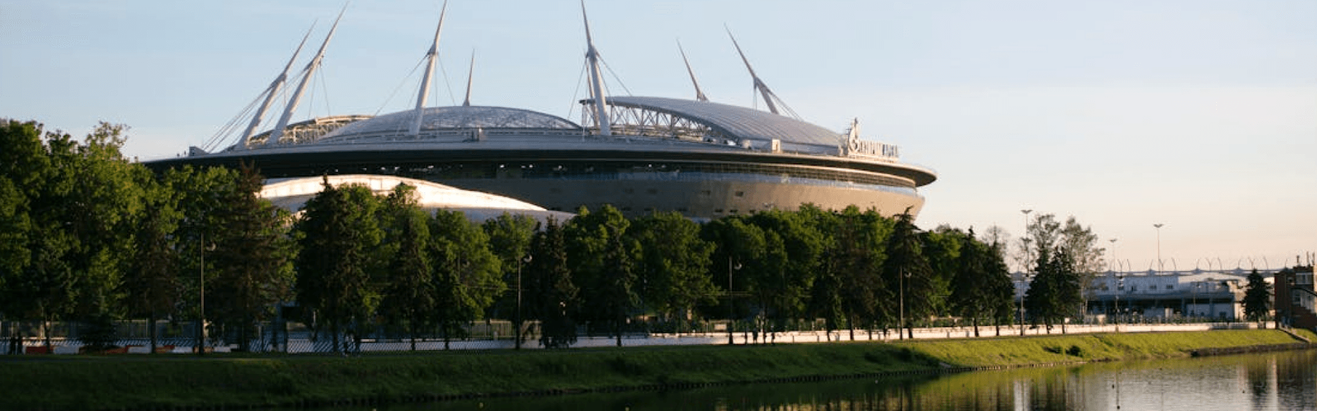 Gruppe von Menschen in einem Besprechungsraum, die Event-Impact-Daten auf einem Bildschirm ansehen