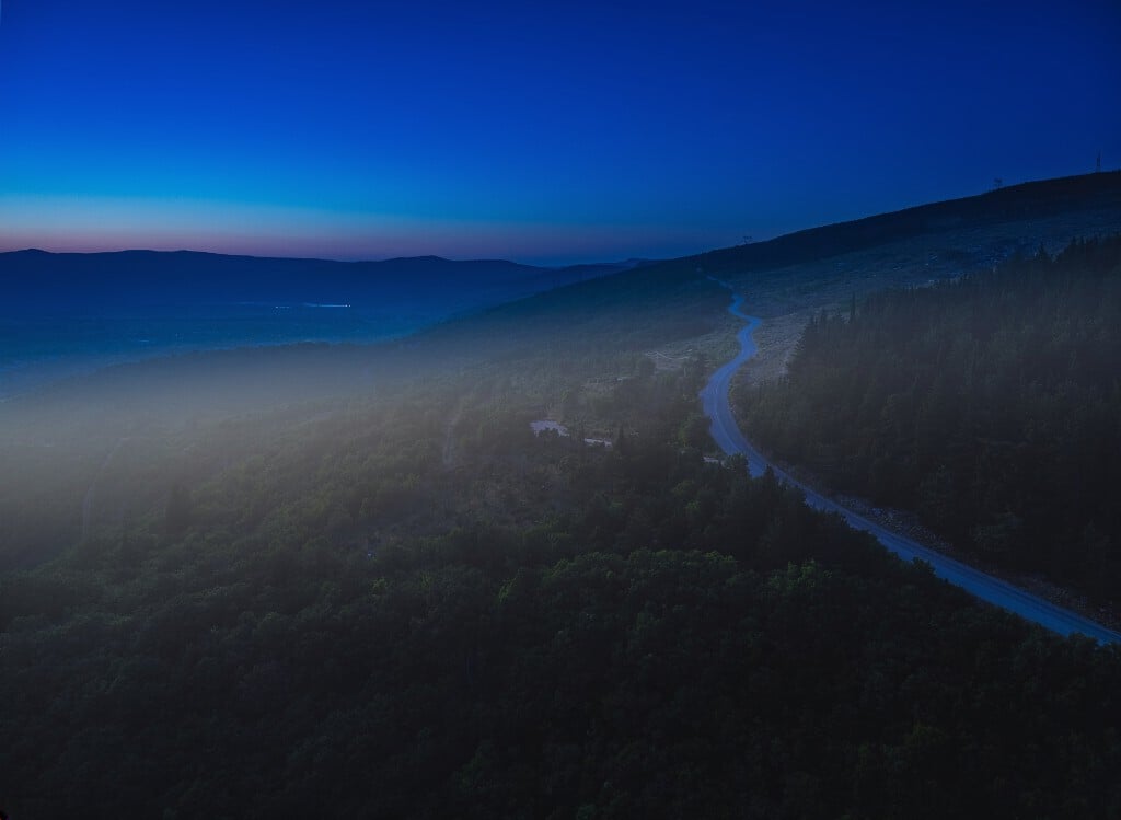 Landstraße durch die Natur bei Nacht